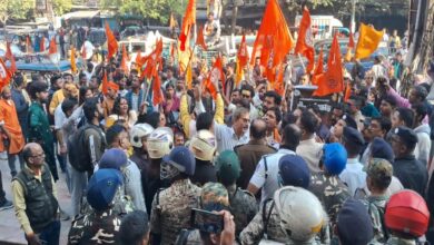 Photo of दिल्ली में VHP ने बांग्लादेश हाई-कमीशन के सामने प्रदर्शन किया, दीपू चंद्र की हत्या का जताया विरोध