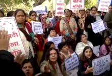 Photo of उन्नाव रेप केस: दिल्ली HC के बाहर लोगों का विरोध प्रदर्शन, पुलिस ने कानूनी कार्रवाई की दी चेतावनी