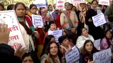 Photo of उन्नाव रेप केस: दिल्ली HC के बाहर लोगों का विरोध प्रदर्शन, पुलिस ने कानूनी कार्रवाई की दी चेतावनी