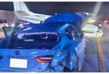 Photo of फ्लोरिडा में विमान हाईवे पर क्रैश, इमरजेंसी लैंडिंग के दौरान कार से टकराया