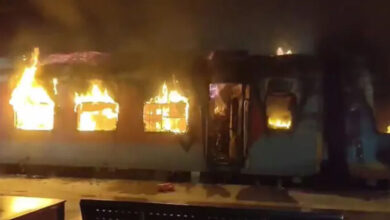 Photo of टाटा-एर्नाकुलम एक्सप्रेस में भयंकर आग : दो डिब्बे जलकर खाक, यात्रियों में अफरा-तफरी