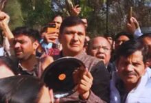 Photo of AAP का दिल्ली सचिवालय पर प्रदर्शन, थाली बजाकर आंख मूंदे बैठे भाजपा सरकार को जगाया