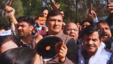 Photo of AAP का दिल्ली सचिवालय पर प्रदर्शन, थाली बजाकर आंख मूंदे बैठे भाजपा सरकार को जगाया