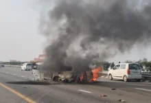 Photo of पूर्वांचल एक्सप्रेसवे पर दो कारों में भीषण टक्कर के बाद लगी आग, 5 की मौत