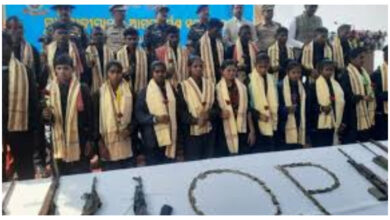 Photo of ओडिशा में 22 नक्सलियों ने किया सरेंडर, AK-47 और SLR समेत हथियार सौंपे