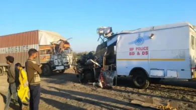 Photo of सागर में पुलिस वैन और कंटेनर की जोरदार टक्कर, कई जवानों की मौत, 1 की हालत गंभीर