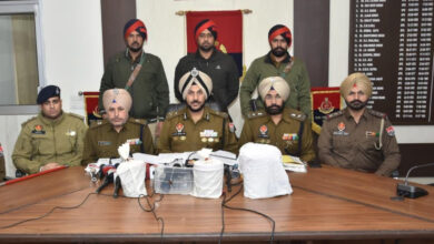 Photo of हेरोइन-आईसीई सप्लाई चेन का पर्दाफाश : 4 किलो हेरोइन, 1 किलो आईसीई और पिस्टल सहित 7 गिरफ्तार