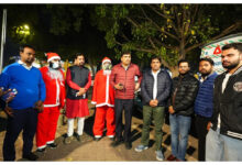 Photo of दिल्ली के प्रदूषण से सेंटा क्लॉज हुए बीमार, मास्क पहन AAP नेताओं संग कनॉट प्लेस में बांटी टॉफी