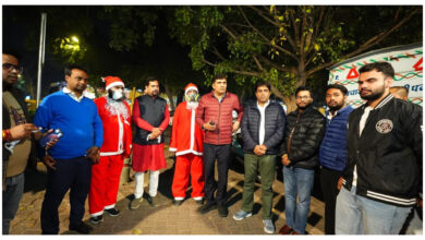 Photo of दिल्ली के प्रदूषण से सेंटा क्लॉज हुए बीमार, मास्क पहन AAP नेताओं संग कनॉट प्लेस में बांटी टॉफी