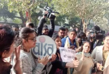 Photo of उन्नाव रेप पीड़िता और आरोपी सेंगर के समर्थकों में झड़प, जंतर-मंतर पर हंगामा हुआ तेज