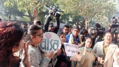 Photo of उन्नाव रेप पीड़िता और आरोपी सेंगर के समर्थकों में झड़प, जंतर-मंतर पर हंगामा हुआ तेज