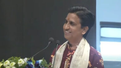 Photo of कुमार विश्वास ने बिना नाम लिए कांग्रेस परिवार को कहा ‘फर्जी गांधी’, CM योगी के सामने कसा तंज