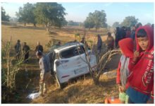 Photo of जशपुर में भीषण सड़क हादसा : तेज रफ्तार कार ट्रेलर से टकराई, 5 युवकों की मौत