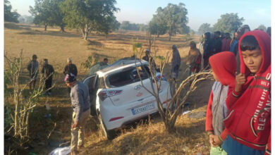 Photo of जशपुर में भीषण सड़क हादसा : तेज रफ्तार कार ट्रेलर से टकराई, 5 युवकों की मौत