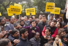 Photo of “आप” के साथ प्रदूषण को लेकर सड़क पर उतरी जनता, सरकार के नकारेपन को लेकर जमकर की नारेबाजी