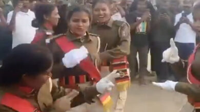 Photo of ‘सिक्सर के छह गोली’ पर वर्दीधारी महिला होमगार्ड का डांस, शुरू हुई विभागीय जांच