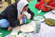 Photo of ‘दही खाओ इनाम पाओ’ प्रतियोगिता में महिलाओं ने पुरुषों को पछाड़ा, 3 मिनट में खाई 3.5 किलो दही