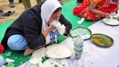 Photo of ‘दही खाओ इनाम पाओ’ प्रतियोगिता में महिलाओं ने पुरुषों को पछाड़ा, 3 मिनट में खाई 3.5 किलो दही