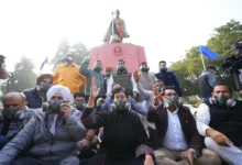 Photo of प्रदूषण से घुट रहा दिल्लीवालों का दम, “आप” विधायकों का मास्क लगा विधानसभा में जबरदस्त प्रदर्शन