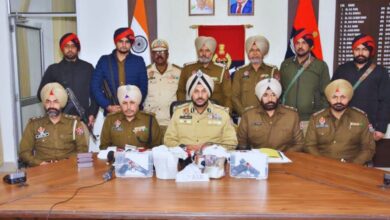Photo of अमृतसर में एक ही परिवार के 4 तस्कर गिरफ्तार, 1.5 किलो हेरोइन समेत हथियार बरामद