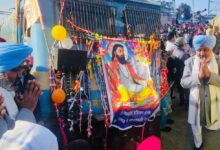 Photo of गुरु रविदास जी के प्रकाश पर्व पर बनारस के लिए रवाना हुई श्रद्धालुओं की ट्रेन, मंत्रियों और MPs ने किया उद्घाटन