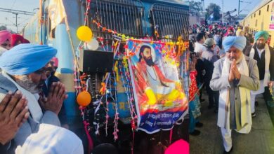 Photo of गुरु रविदास जी के प्रकाश पर्व पर बनारस के लिए रवाना हुई श्रद्धालुओं की ट्रेन, मंत्रियों और MPs ने किया उद्घाटन