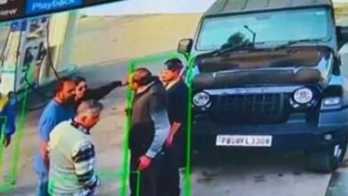 Photo of Jalandhar News : जालंधर के पेट्रोल पंप पर महिला की गुंडागर्दी, रिश्तेदारों को बुलाकर कर्मचारी को पिटवाया