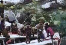 Photo of जम्मू-कश्मीर में खाई में गिरा सेना का वाहन, 10 जवान बलिदान, 11 घायल