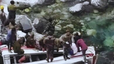 Photo of जम्मू-कश्मीर में खाई में गिरा सेना का वाहन, 10 जवान बलिदान, 11 घायल