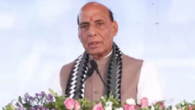 Photo of रक्षा मंत्री राजनाथ सिंह ने पाक-चीन पर साधा निशाना, कहा- हमारा पड़ोसी जरा सिरफिरा…