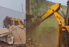 Photo of Sambhal Bulldozer : संभल में अवैध मस्जिद और मदरसे पर बुलडोजर, रातभर लोगों ने खुद ढहाया