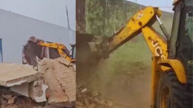 Photo of Sambhal Bulldozer : संभल में अवैध मस्जिद और मदरसे पर बुलडोजर, रातभर लोगों ने खुद ढहाया