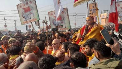 Photo of प्रशासन ने रोक दिया स्वामी अविमुक्तेश्वरानंद का रथ, भीड़ को देखते हुए पैदल जाने को कहा