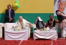 Photo of लालू पहुंचे सात महीने पहले निकाले गए बेटे के घर, पिता की सेवा में लीन दिखे तेज प्रताप