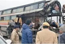 Photo of घने कोहरे में ट्रेलर से टकराई स्लीपर बस, 4 की मौत, 5 गंभीर रूप से घायल