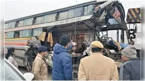 Photo of घने कोहरे में ट्रेलर से टकराई स्लीपर बस, 4 की मौत, 5 गंभीर रूप से घायल