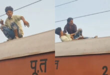 Photo of हाथ में पत्थर लेकर ट्रेन की छत पर चढ़ा युवक, यात्रियों ने जमकर पीटा