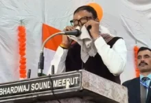 Photo of मेरठ में मंच पर भावुक हुए डिप्टी सीएम ब्रजेश पाठक, संघर्ष भरे बचपन को याद कर छलके आंसू