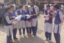 Photo of MP बोर्ड 10वीं इंग्लिश पेपर विवाद: वायरल फोटो के बाद टीचर निलंबित, क्या दोबारा होगी परीक्षा?