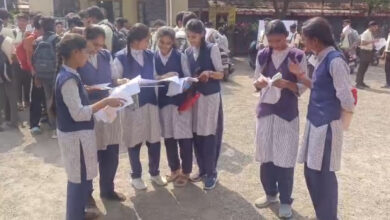 Photo of MP बोर्ड 10वीं इंग्लिश पेपर विवाद: वायरल फोटो के बाद टीचर निलंबित, क्या दोबारा होगी परीक्षा?