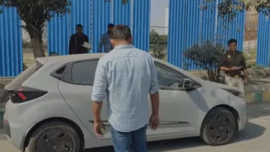 Photo of नोएडा में वैलेंटाइन डे पर कार में युवक-युवती की मौत, दोनों को लगी गोली