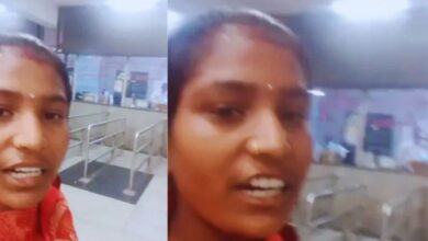 Photo of आनंद विहार रेलवे स्टेशन पर महिला से धोखाधड़ी, टिकट बुकिंग क्लर्क पर लगाया बदसलूकी का आरोप