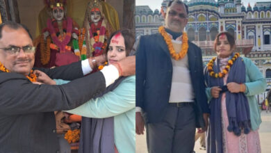 Photo of 60 वर्षीय स्कूल संचालक ने 28 वर्षीय टीचर से धर्म और उम्र की परंपरा को पार करते हुए नेपाल में शादी की