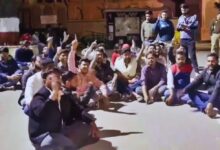 Photo of लखनऊ यूनिवर्सिटी में नमाज पर बवाल, ABVP का हनुमान चालीसा पाठ, भारी पुलिस बल तैनात