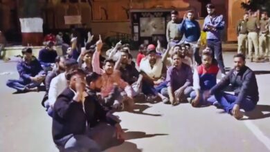 Photo of लखनऊ यूनिवर्सिटी में नमाज पर बवाल, ABVP का हनुमान चालीसा पाठ, भारी पुलिस बल तैनात