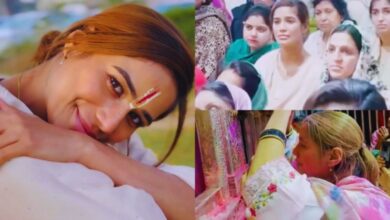 Photo of प्रेमानंद महाराज की शरण में पहुंची Poonam Pandey, बांके बिहारी मंदिर में रोती नजर आईं