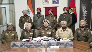 Photo of अमृतसर में सरहद पार से चल रहे हथियार तस्करी नेटवर्क के 3 गुर्गे 7 पिस्तौलों सहित गिरफ्तार