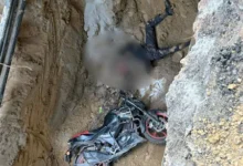 Photo of ग्रेटर नोएडा के बाद दिल्ली में खुदा मौत का गड्ढा, बाइक सवार की गिरकर मौत, रातभर परिजनों ने लगाया चक्कर