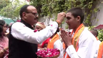 Photo of UP में बटुकों को विशेष सम्मान, ब्रजेश पाठक ने 101 बच्चों को घर बुलाकर पत्नी संग लिया आशीर्वाद