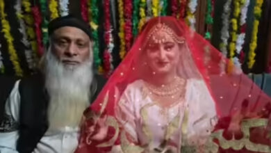 Photo of पाकिस्तान में 70 साल के हकीम बाबर ने 22 साल की युवती से की शादी, सवालों पर धर्म का दिया हवाला, हनीमून के लिए जाएंगे नीदरलैंड्स
